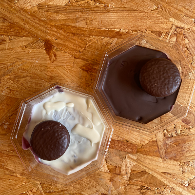 アサイーボウルに、パリパリのチョコレートをトッピング！